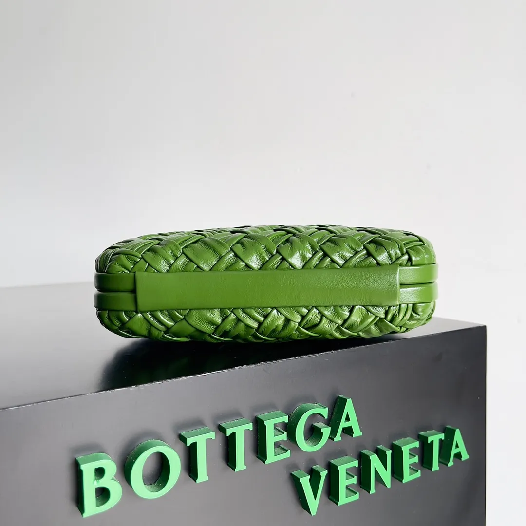 Batch 1860 BV Knot | The classic return of the evening bag. Original leather ➕ Stainless steel hardware ➕ 24k real gold plating ➕ Fully handmade. Those who know the history of our brand should have heard that the knot is a story of Bottega Veneta, and it is also one of the more important design elements. Matthieu Blazy's work this season sublimates Knot's classics, with a new knot design and a woven shoulder strap, plus Fouland Intreccio's weaving technology, adding some fashion to the retro and nostalgic feel of the past. Style number: 717622 Size: 20.5*6*12.5